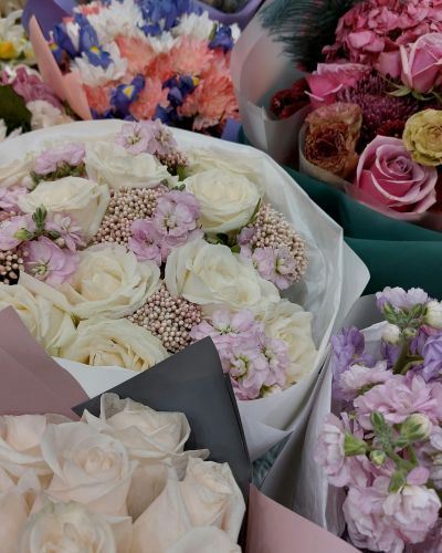 <strong>IMAGE IS FOR ILLUSTRATION ONLY. Actual arrangement is NOT pictured.</strong>
Pick out your perfect dream combination of colors and a vase and let us do the rest! We will make your Valentine thrilled that you trusted us to design and deliver the ideal floral arrangement! Please note any specifics (flowers, bow or no bow, etc) in the notes and we will do our best to accommodate.