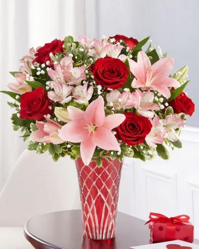 The key to an unforgettable Valentine’s. Our timeless red and pink bouquet is designed in a clear vase tied with red satin ribbon to help unlock all those feelings in your heart